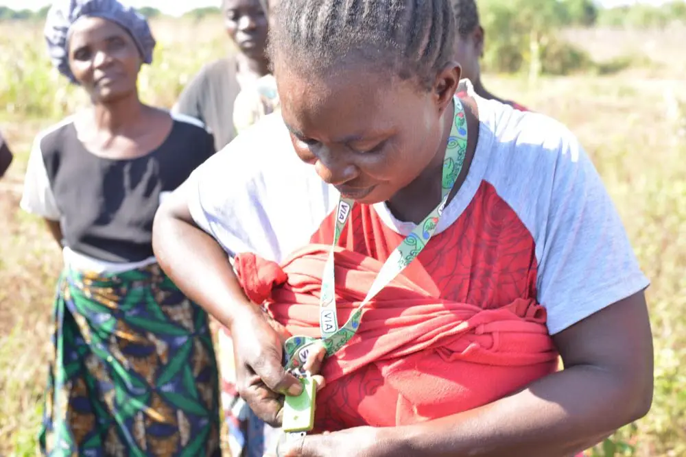 A woman farmer at Ngolowindo irrigation scheme, Malawi, reading the colour on her Chameleon sensor